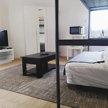 Au Calme Proche Rer Stade De France Paris Apartment Stains